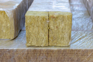 Ce temperatură maximă poate suporta vata bazaltică?